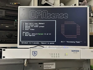 19" SOPHOS SG 105 Rev. 2 RACK Firewall OPNsense 25.7 mit Netzteil - Bild 1 von 9