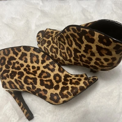 Bota de tornozelo Steve Madden nunca foi usada estampa de leopardo peep toe - Imagem 1 de 4