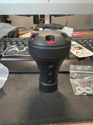 Perilla de cambio AJT Design V1 - Toyota corta automática roja aluminio anodizado Foto 1 de 4