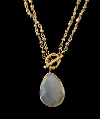 Collar llamativo doble capa colgante tono dorado lágrima calcedonia 1,25"  Foto 1 de 4