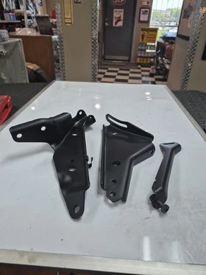 72-76 Oldsmobile Cutlass bonito juego de soportes de alternador originales 3 piezas con aire acondicionado Foto 1 de 4