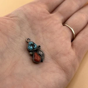 Ciondolo vintage Navajo corallo turchese argento piuma argento sterling vintage  - Foto 1 di 6