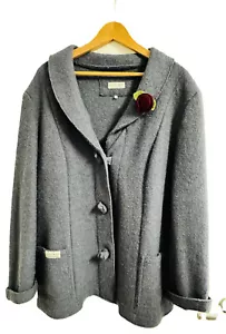 Damen Walkjacke Größe 46, grau, mit passendem Schal und Revers-Blume in weinrot. - Bild 1 von 3