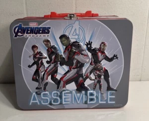 LONCHERA MARVEL AVENGERS ENDGAME ENSAMBLAR PERSONAJES METÁLICOS EN RELIEVE - MUY BUENA - Imagen 1 de 9