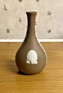 ** Schöne Vintage Wedgwood braune Jasperware Muschelknospe Vase - 14 cm hoch ** - Bild 1 von 7