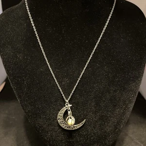 Retro Filigree Silver Toned Crescent Moon w Moonstone Pendant Necklace 18” - Picture 1 of 3