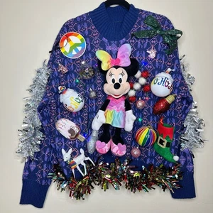 Maglione Brutto Natale Orgoglio LGBTQIA+ Fatto a Mano SI ILLUMINA Tacky Vincitore Festa Natale - Foto 1 di 5