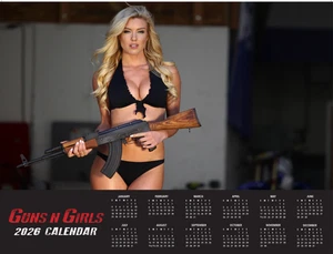 SALE 2026 GUNS & GIRLS WANDKALENDER Taktische Waffen Bikini Babe Badeanzug - Bild 1 von 6