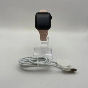Apple Watch (seria 6) 40mm kosmiczna szarość aluminium (LTE) z różowym sportem - dobry  - Zdjęcie 1 z 6