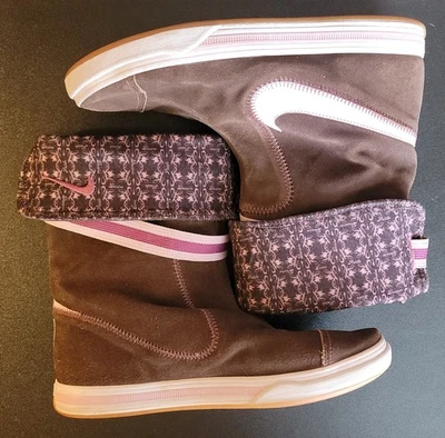 Botas cómodas Nike Glencoe para mujer 11/media pantorrilla marrón/rosa de gamuza Foto 1 de 4