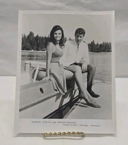 RAQUEL WELCH IM SWINGENDEN SOMMER 8 X 10 WERBEFOTO MIT DONNIE BROOKS - lesen - Bild 1 von 2
