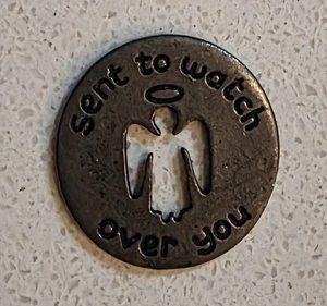 Dije de bolsillo de 1 pulgada de colección de ángel de la guarda en tono plateado enviado a vigilarte - Imagen 1 de 3