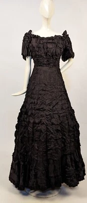 VESTIDO LARGO GÓTICO VICTORIANO 1890’S FUERTEMENTE RUCH SEDA DE CHINA CORTE PRINCESA PARÍS Foto 1 de 4