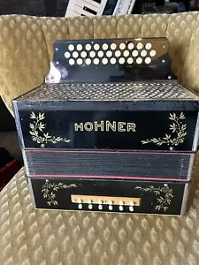 Akkordeon Hohner Pre Corona 3, Ton A/D/G Harmonika 31/12/III Lorbeer - Bild 1 von 7