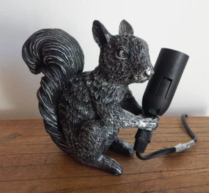 Lámpara Ardilla Sosteniendo Bombilla Lámpara de Mesa Decoración del Hogar Rústica (Bombilla no incluida) - Imagen 1 de 10