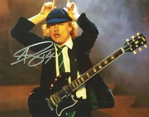 Autogramm-Großfoto (20x25) "Angus YOUNG" (AC/DC) - Repro - Bild 1 von 1