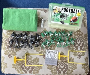 Football Guys by Kaskey Kids 2002 grün vs schwarz 30 Stück Actionfiguren komplett - Bild 1 von 14