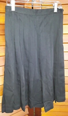Ladies Pierre Cardin skirts size 6 - Image 1 of 4