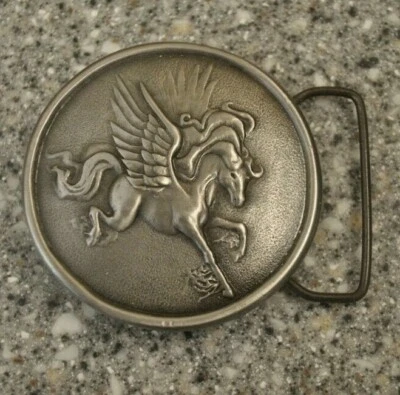 FIVELA VINTAGE 1976 PEGASUS FANTASIA ARTE ESTANHO INDIANA METAL ARTESANATO-NOVA - Imagem 1 de 2