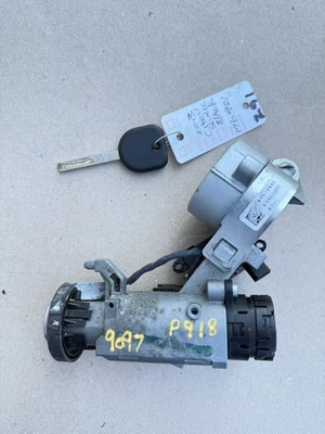 Chevrolet Sonic 2012-2016 bloqueo de encendido con llave e inmovilizador OEM 13500157 Foto 1 de 4