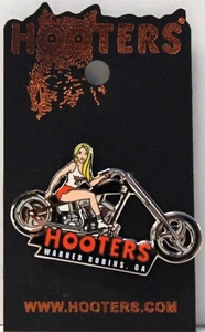 PIN WARNER ROBINS, GA HOOTERS CHICA RUBIA EN UNA MOTO NEGRA GEORGIA - Imagen 1 de 2