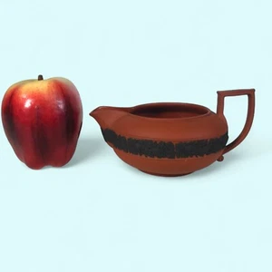 Crema de jaspe Antico Rosso del siglo XIX Wedgwood con basalto aplicado - Imagen 1 de 7