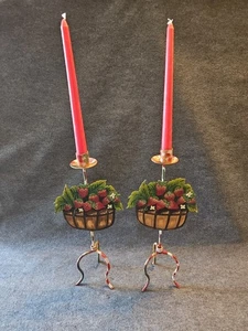 Coppia di candelabri conici vintage hotel limpia metallo cesto fragole, alti 14"  - Foto 1 di 5