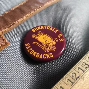 Buffy the Vampire Slayer - Prop Sunnydale Razorbacks 1.25” Cosplay Button Badge - Picture 1 of 1
