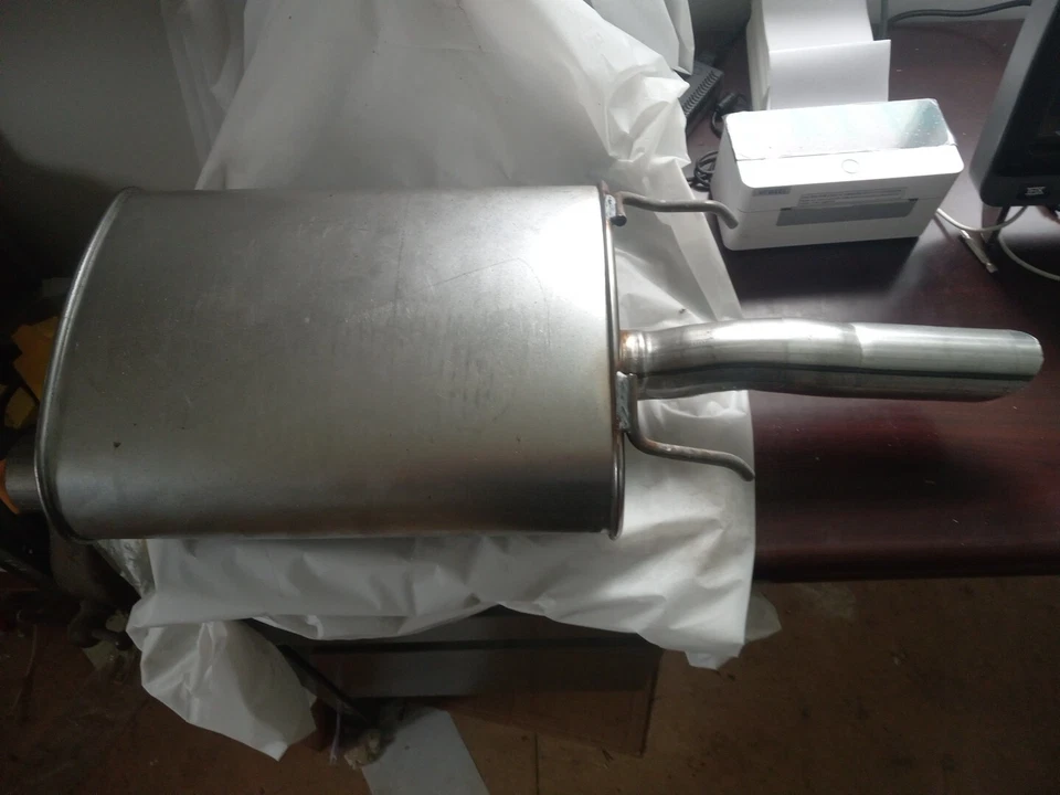 Silenciador de escape-flujo silencioso SS Walker 21346 (00-05 Buick Century) Foto 1 de 4