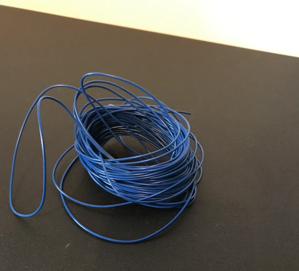 1/32 FARM MODEL,1 METRE HYDRAULIC, TRAILER AIRLINE HOSE, PIPE, WIRE - BLUE - Image 1 of 1