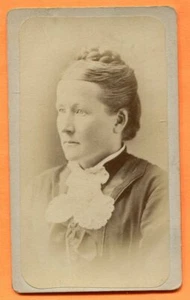 CDV Windsor, VT, Retrato de una mujer joven, por Vose, alrededor de 1880 sello trasero - Imagen 1 de 3