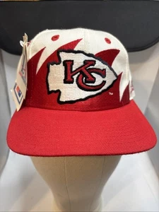 DE COLECCIÓN COMO NUEVO AÑOS 90 NFL KC CHIEFS LOGO ATLÉTICO DIENTE DE TIBURÓN GORRA SNAPBACK ¡Con ETIQUETAS RARO! - Imagen 1 de 14