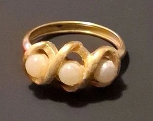 Vintage 1972 Avon Triple Twist Cocktail Ring Gold Tone Faux Pearls - Picture 1 of 4