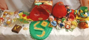 Vintage-Erdbeer-Shortcake-Lot RIESIGE Puppen Schnecken-Schmetterlings-Backshop Haustiere Sonstiges - Bild 1 von 24