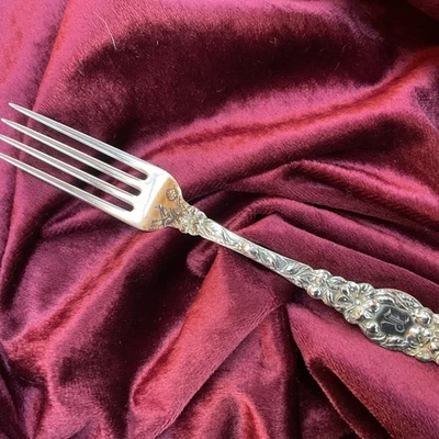 Вилка BLOSSOM от Dominick&Haff Sterling Place 6 7/8 дюйма 1905 моно «R» с декоративным цветочным рисунком - Изображение 1 из 4