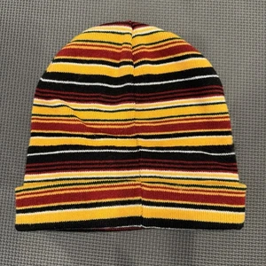 Gestreifte Beanie Wintermütze Mütze rot gelb schwarz weiß - Bild 1 von 7