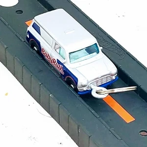 Matchbox Baby Ruth Silver Austin Mini Van GHH32-4B10 1:64 Diecast Keychain Gift - Picture 1 of 12