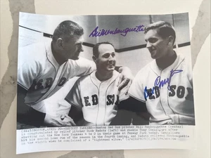 FOTO 8x10 firmada por Bill Monbouquette & Billy Conigliaro autografiada de los Medias Rojas - Imagen 1 de 4