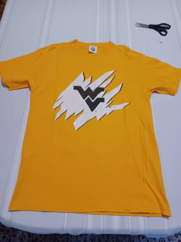 Vintage 1990s West Virginia Mountaineers NCAA T-Shirt Mens Size Large Yellow Cover