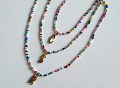 Collar de cuentas de semillas, collar multicolor inicial, collar arco iris, mejor regalo Foto 1 de 4