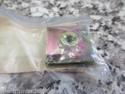 NUEVO OEM GENUINO SUZUKI GSXR 600/750 GSXR600 GSXR750 J CLIP TUERCA CARENADO RETENEDOR Foto 1 de 3