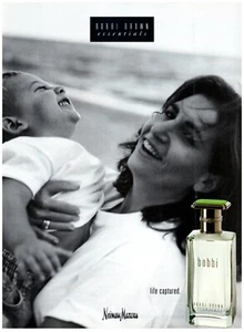Anuncio impreso de fragancia Bobbi Brown Essentials 1998, sonrisas divertidas para mamá y niño en la playa - Imagen 1 de 1