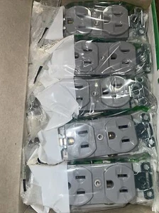 (C) (QTY 10) Bryant 5242-GRY 15A 125V Presa Duplex Messa a Terra Grigio 2P 3W⚡️ - Foto 1 di 5