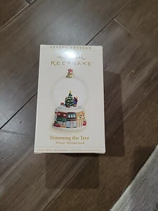 2006 Hallmark Keepsake Trimming the Tree Winter Wonderland Snow Globe Ornament - Picture 1 of 3