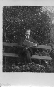 BJ905 Carte Photo vintage card RPPC Homme lecture journal banc assis moustache - Picture 1 of 1