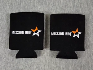 Mission BBQ Restaurant 2 Latas de Cerveza Koozie Set Negro con Logo Blanco Coozies NUEVO - Imagen 1 de 3
