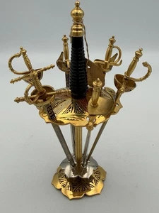 Vintage Toledo 6 Hors D'oeuvres Spieß Cocktail Schwerter mit Ständer Messing Emaille. - Bild 1 von 12