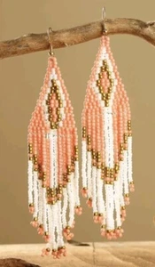 Handgefertigter Ohrring - Webende Steinperle Lachs, weiß - 13 cm. - Bild 1 von 1