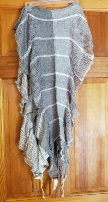 女士 Coldwater Creek 条纹荷叶边围巾灰色和白色 95% 人造丝舒适 — 第 1/4 张图片