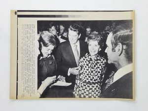 Ronald Reagan y Nancy Betty Ford De Colección Original 8x10 AP Cable Foto 1976 Firma - Imagen 1 de 1